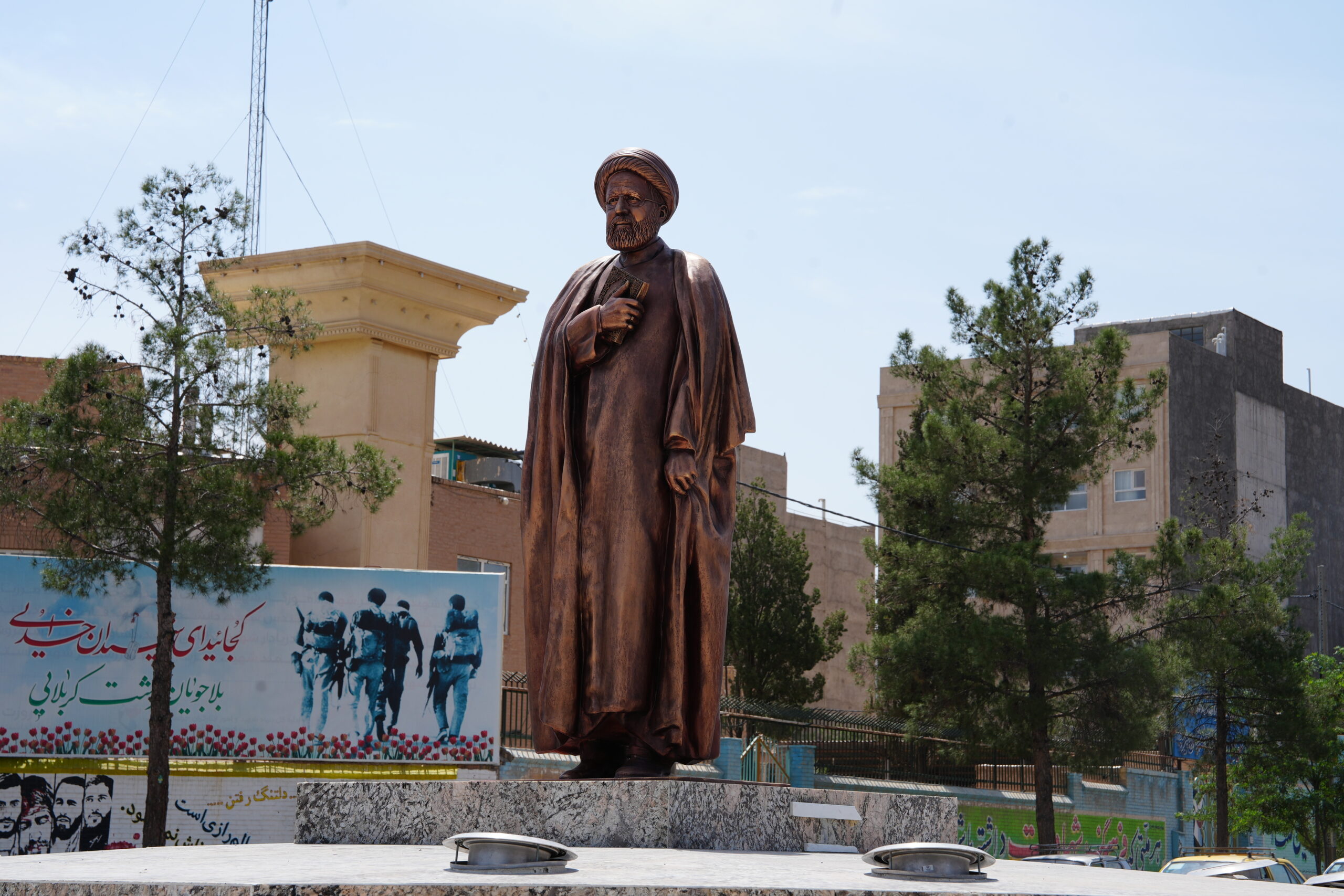 در آستانه سالگرد شهادت شهید رئیسی ، یادمان رئیس‌جمهور فقید جمهوری اسلامی ایران در بیرجند نصب شد؛ نمادی از اخلاص، ساده زیستی ، عدالت‌خواهی و خدمت بی‌منت به مردم
