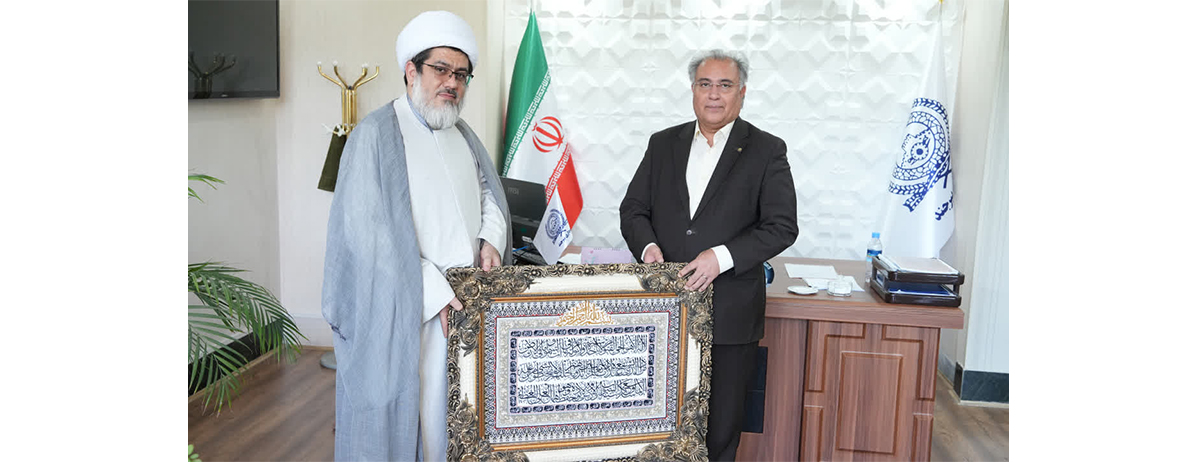 تجلیل مدیر حوزه علمیه خراسان جنوبی از شهردار بیرجند
